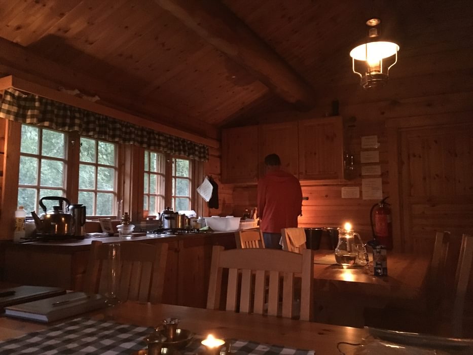 Self-serviced huts have a well-appointed kitchen, allowing you to prepare your own meals (Eiriksvollen-Dovrefjell)