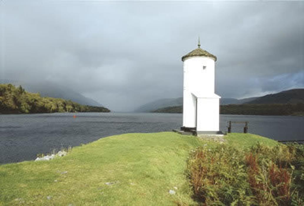 A whitewashed pepperpot lighthouse marks where the Caledonian Canal joins Loch Lochy near Gairlochy.