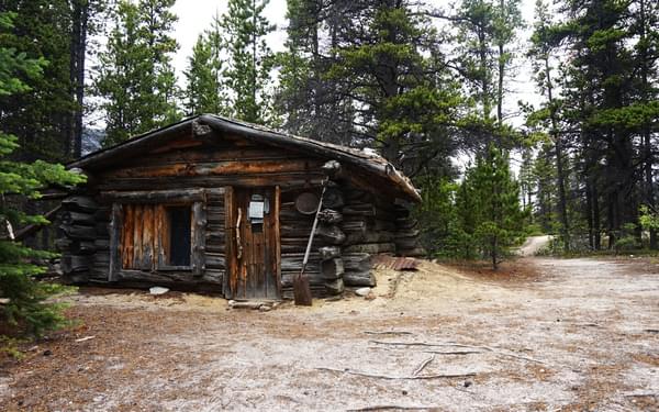 Old log cabin near Lake Bennett