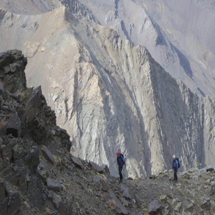The walking section after the initial buttress on the Espolón de Alcazaba (Route 34)