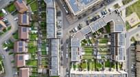 Aerial view of city with distributed energy resources and solar panels on rooftops.
