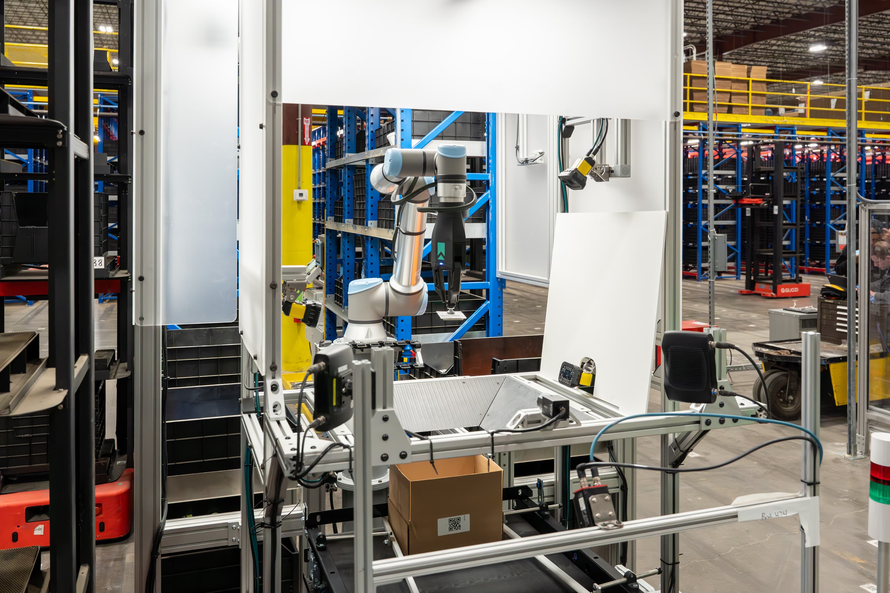 RightHand Robotics' RightPick system at Staples Warehouse