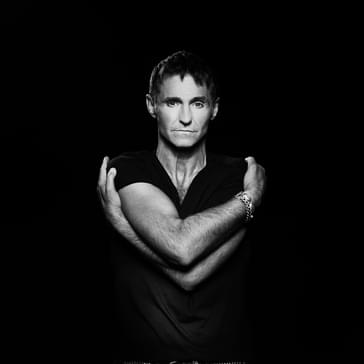 A full body image of Marti Pellow