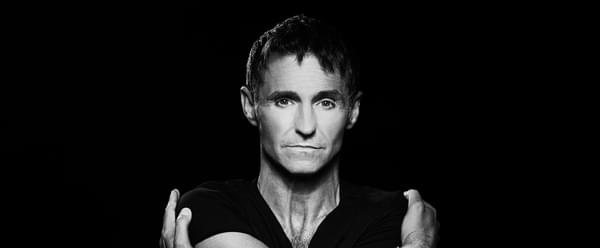A full body image of Marti Pellow