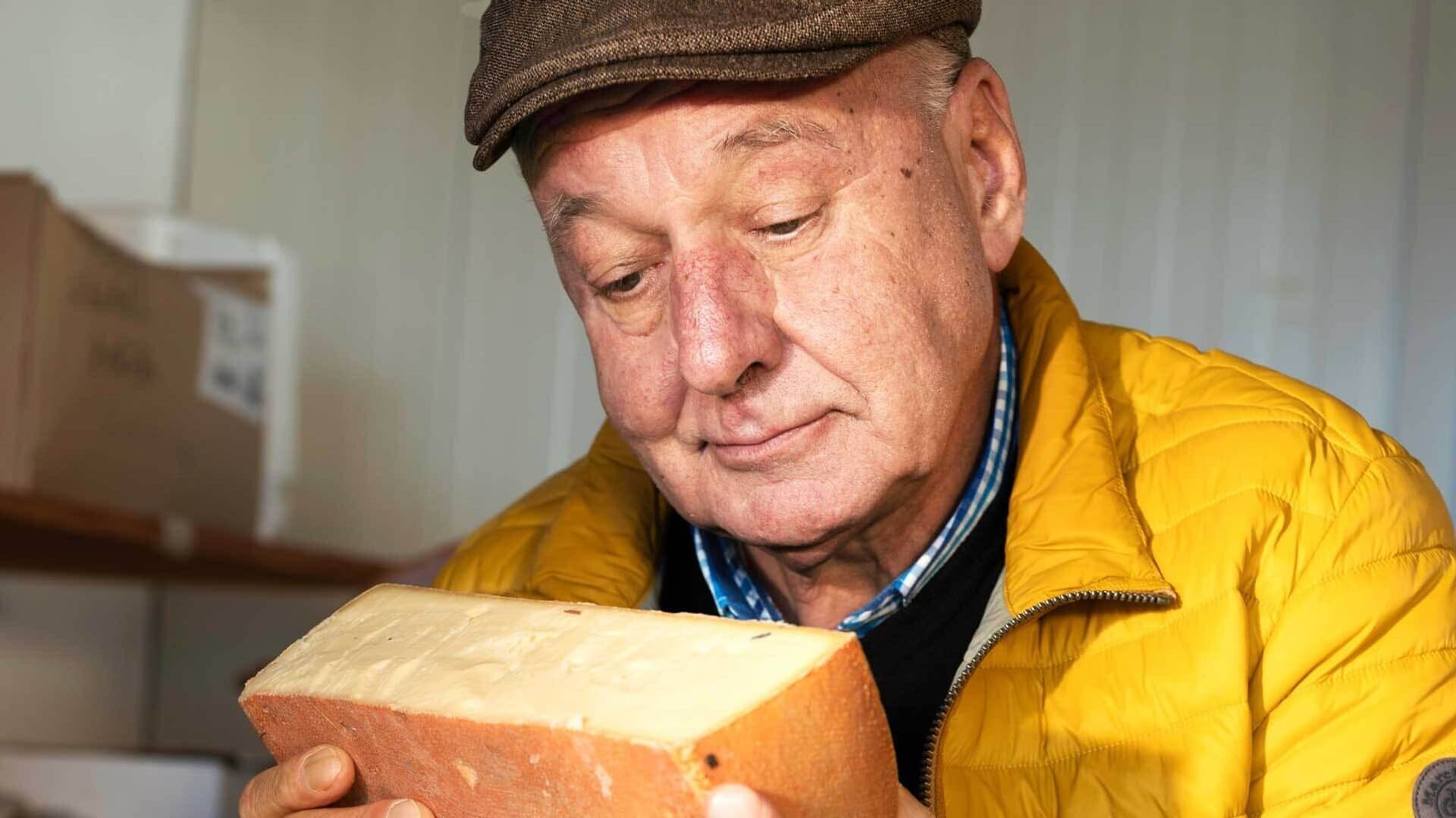 Bruno Schilcher mit einem Laib Käse