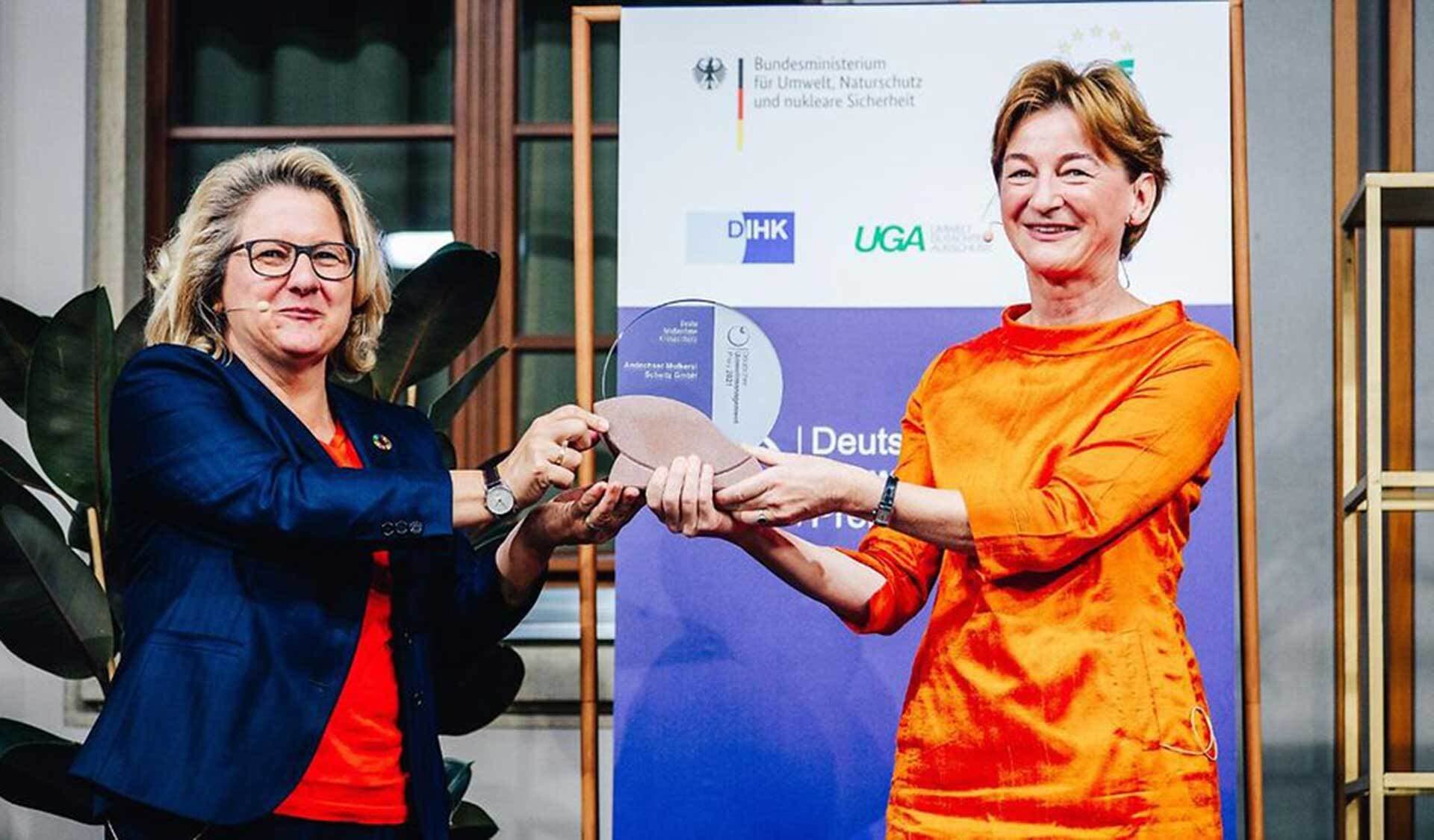 Bundesumweltministerin Schulze (links) hat erstmals den Deutschen Umweltmanagement-Preis verliehen. Ausgezeichnet wurden fünf Unternehmen, darunter auch zwei aus der Bio-Branche. Barbara Scheitz (rechts) nahm den Preis für die Molkerei Andechser entgegen.