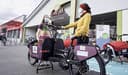 Zwei Frauen mit Lastenrad vor Alnatura Super Natur Markt