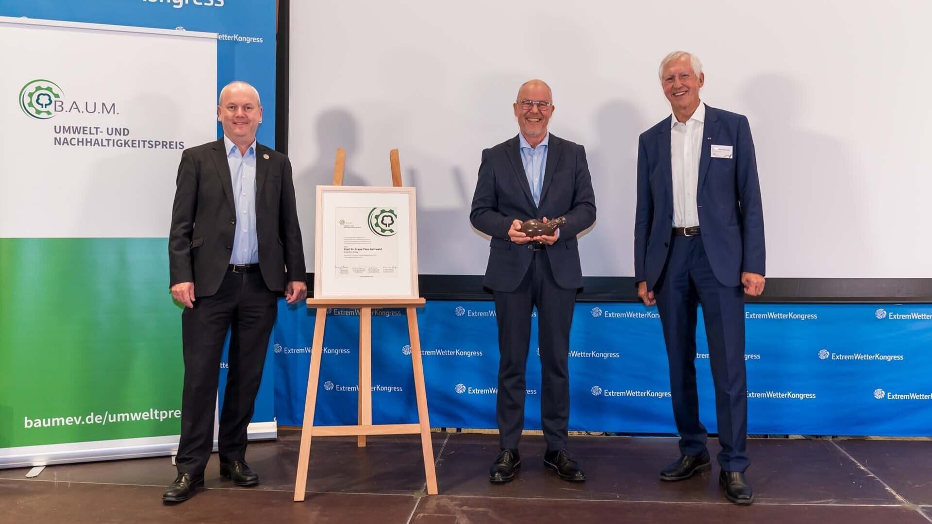 Prof. Dr. Franz-Theo Gottwald bekommt B.A.U.M.-Preis