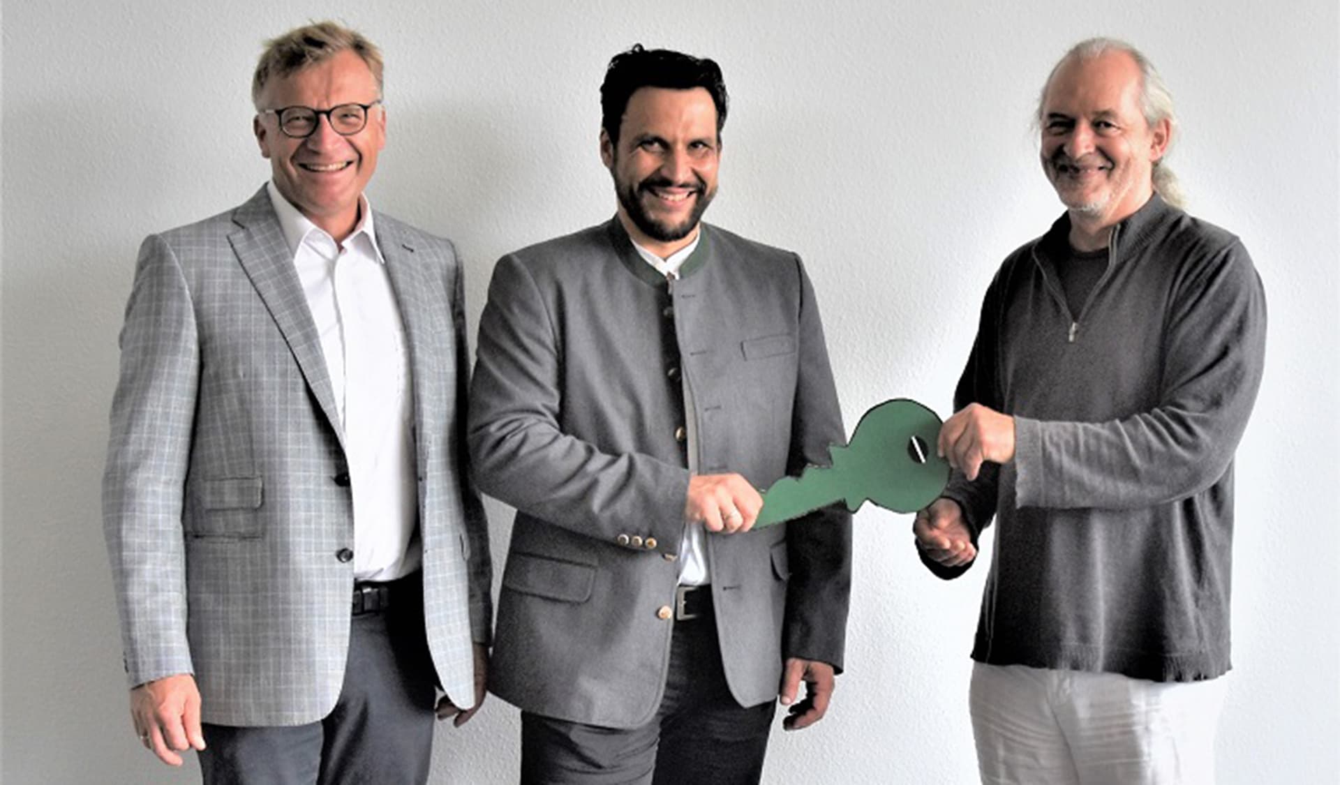 Die Bioland-Vorsitzenden Marcus Arzt (links) und Wolfgang Markowis (rechts) gratulieren Bioland-Geschäftsführer Christoph Zimmer (Mitte) zum neuen Amt.