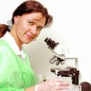 Frau am Mikroskop