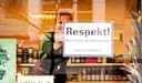 Schild "Respekt!" im Schaufenster des Bioladens Abakus in Bremen