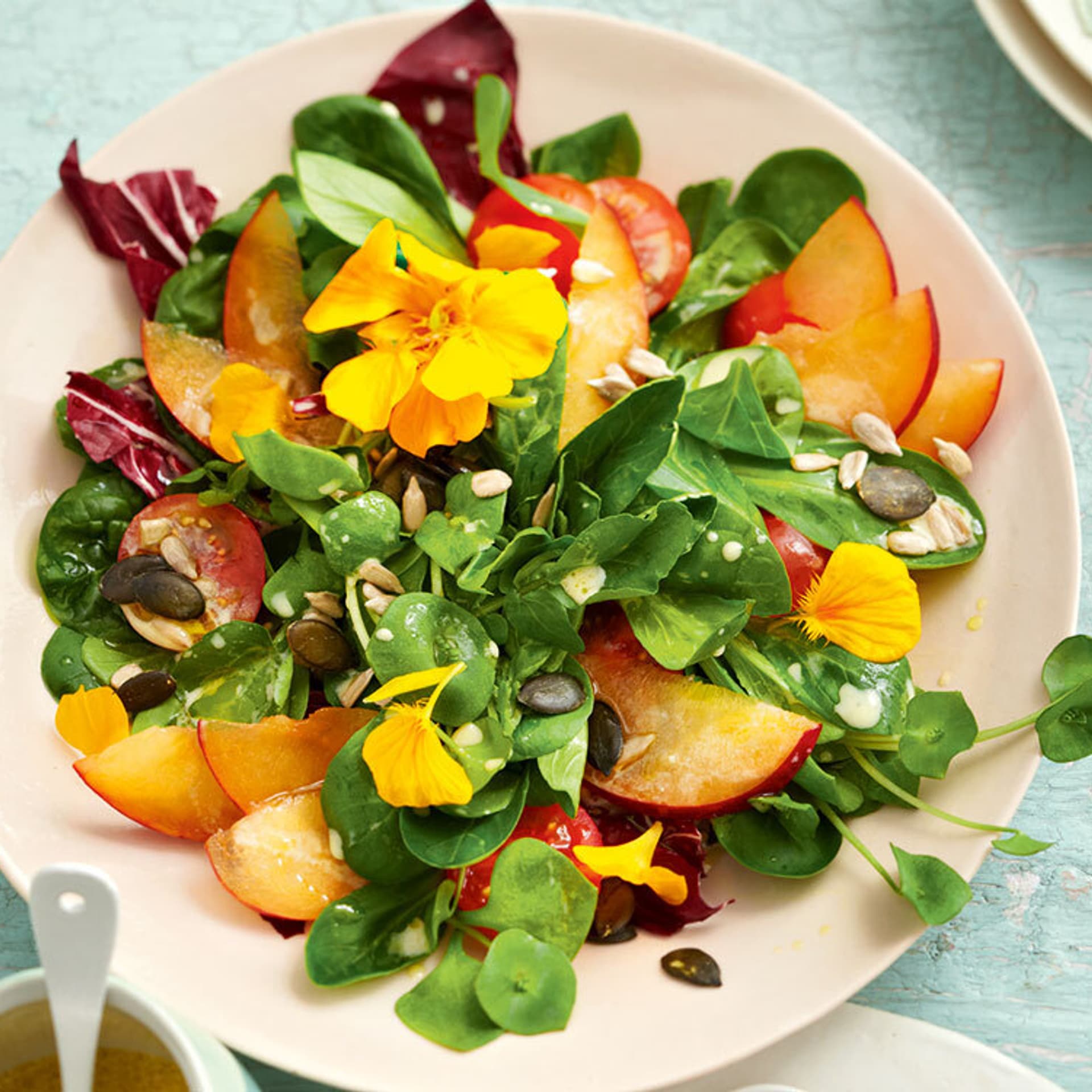 Brunnenkresse und Pflaume an Sesam-Limetten-Vinaigrette