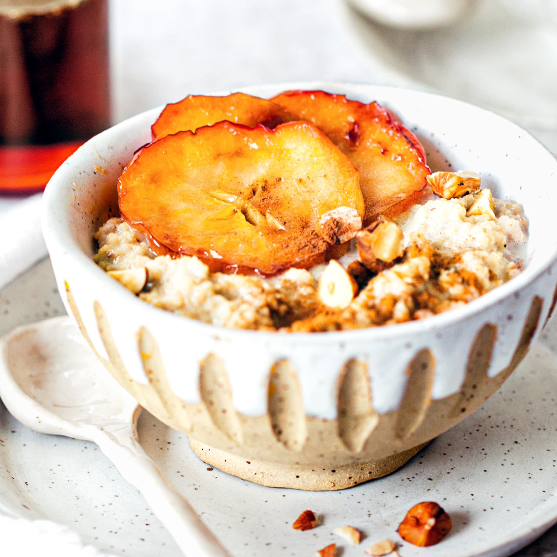 Couscous-Porridge mit karamellisiertem Apfel