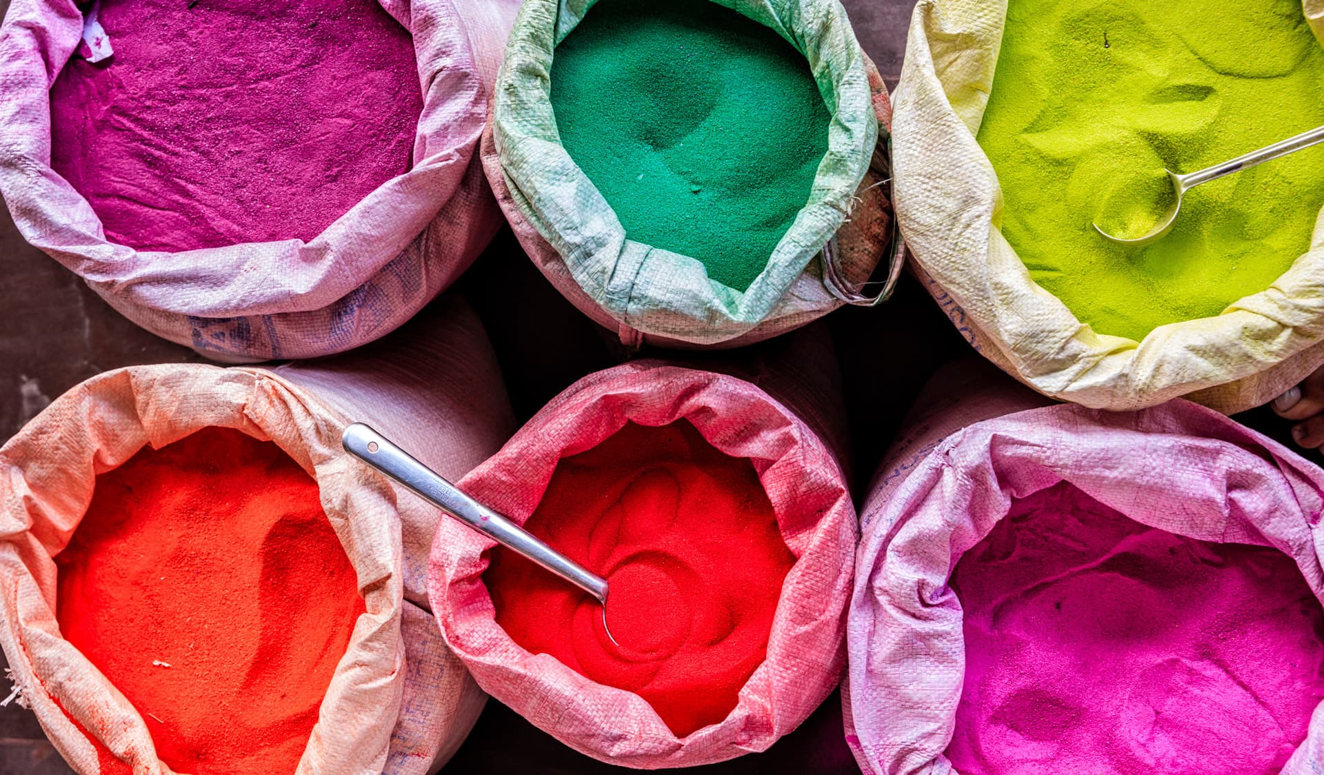 Farbstoffe in Kosmetik: Darauf solltet ihr achten | Schrot&Korn