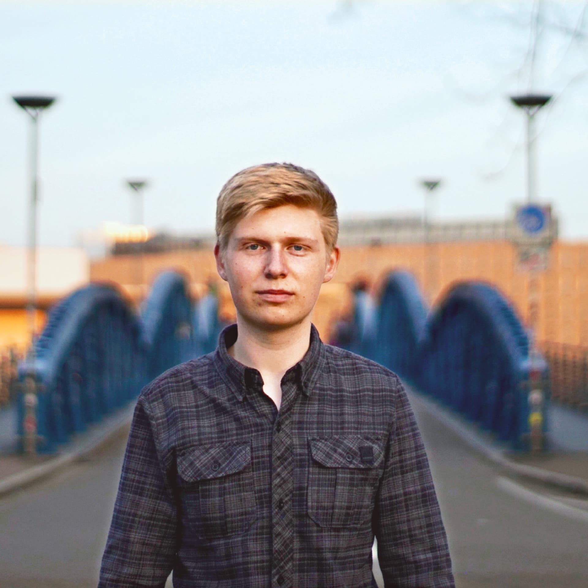 Jesko Treiber steht vor einer Brücke