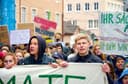 Junge Menschen bei einer Demo gegen die Klimakrise