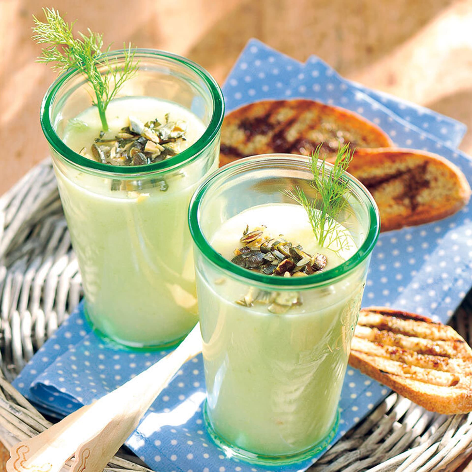 Grüner Gemüsecocktail mit Kürbiskernen