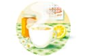 Illustration einer dampfenden Tasse Tee auf einem Küchentisch. Dahinter ein Honigtopf und eine aufgeschnittene Zitrone.