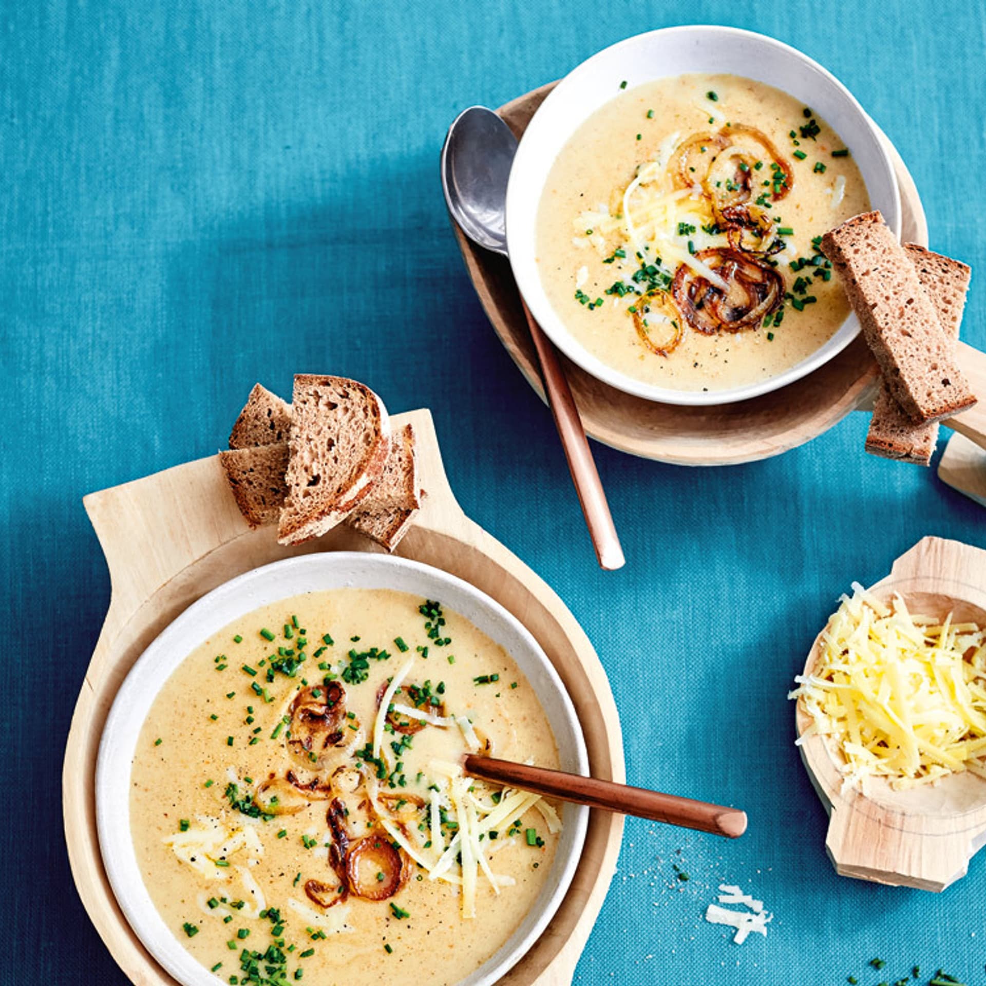 Käse-Brotsuppe mit Zwiebeln