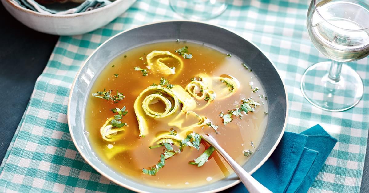 Klare Suppe mit Pfannkuchen-Flädle | Schrot&Korn
