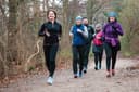 Fünf Teilnehmer beim Lauftraining im Bürgerpark in Darmstadt