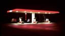 Lichtverschmutzung: beleuchtete Tankstelle im Dunkeln