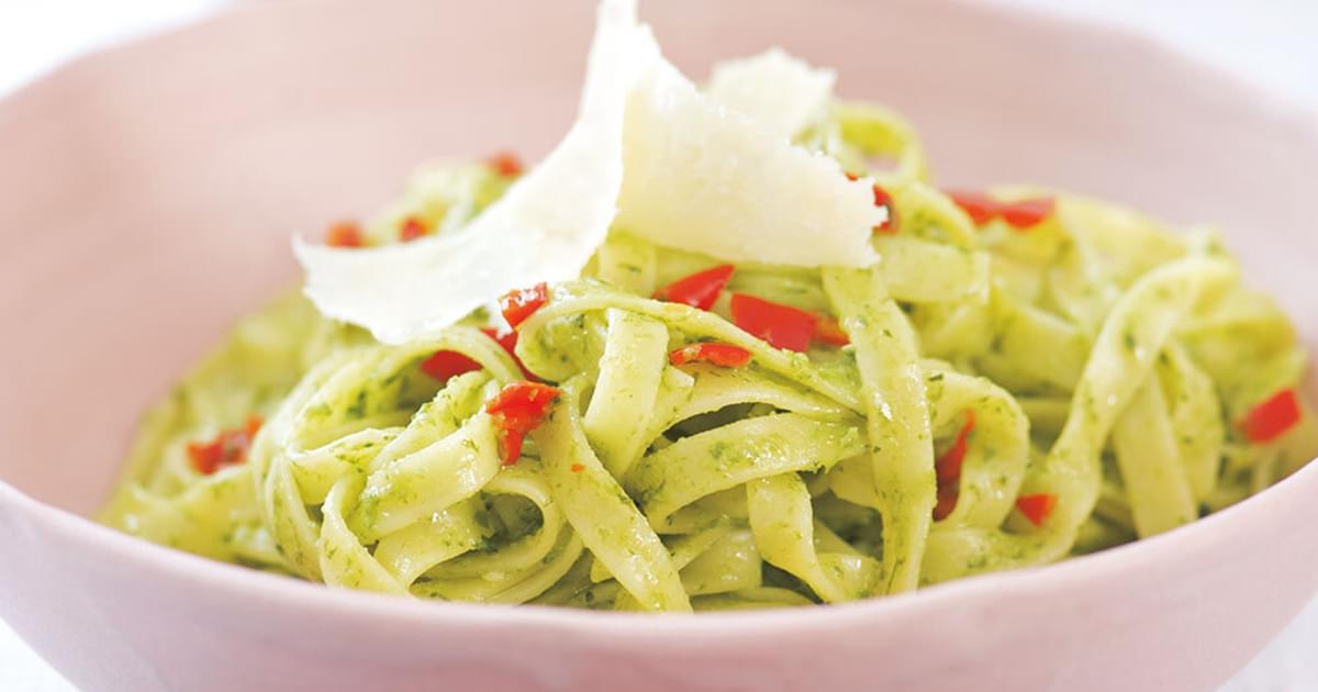 Nudeln mit Bärlauchpesto und roten Chilis | Schrot&Korn