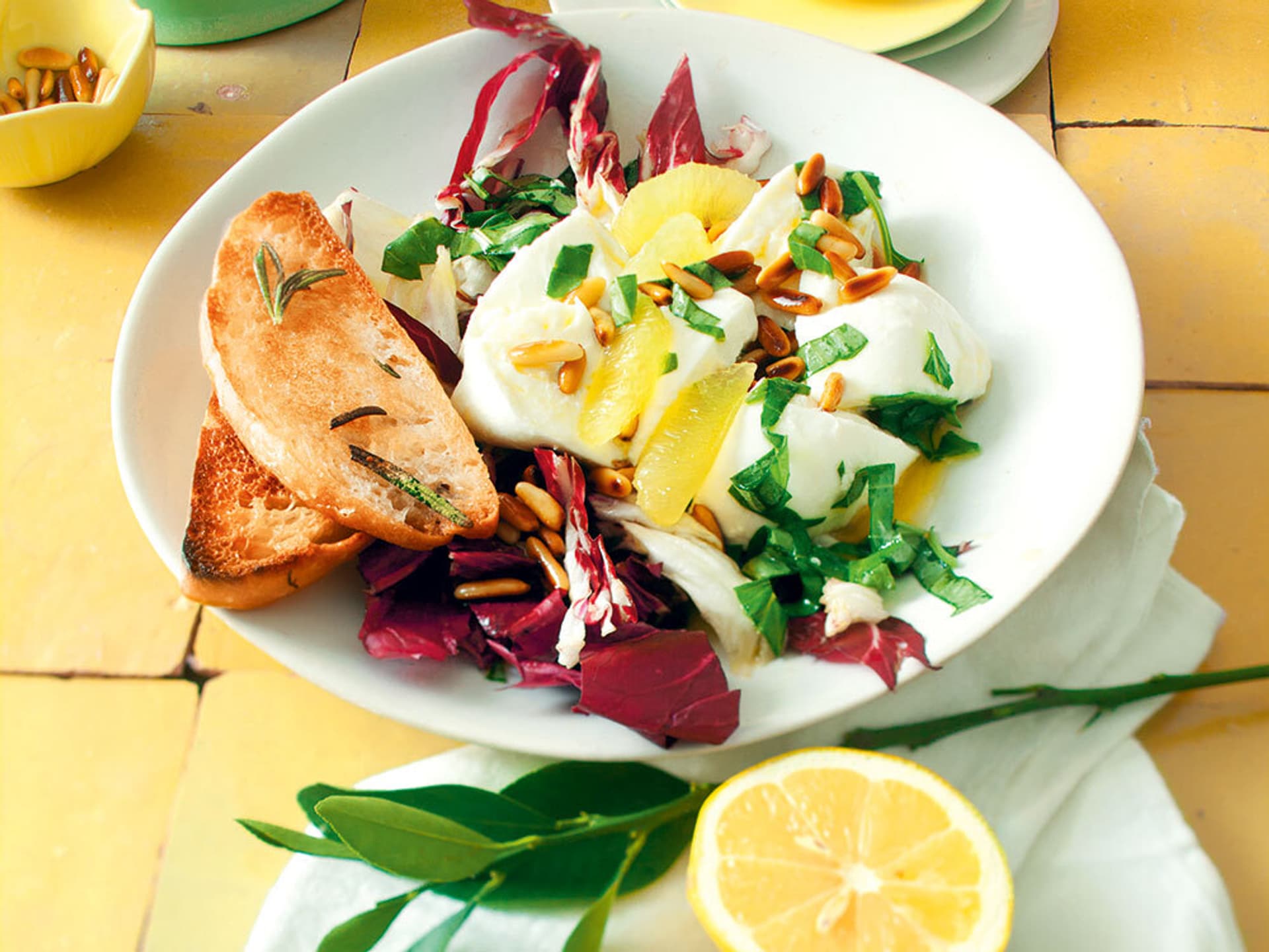 Radicchio-Mozzarella-Salat mit Zitronenvinaigrette