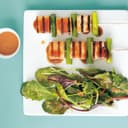 Gegrillte Tofuspieße mit Salat und Dip