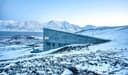 Gebäude ragt aus einem Berg auf Spitzbergen