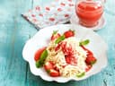 Spaghetti-Eis mit Erdbeersoße