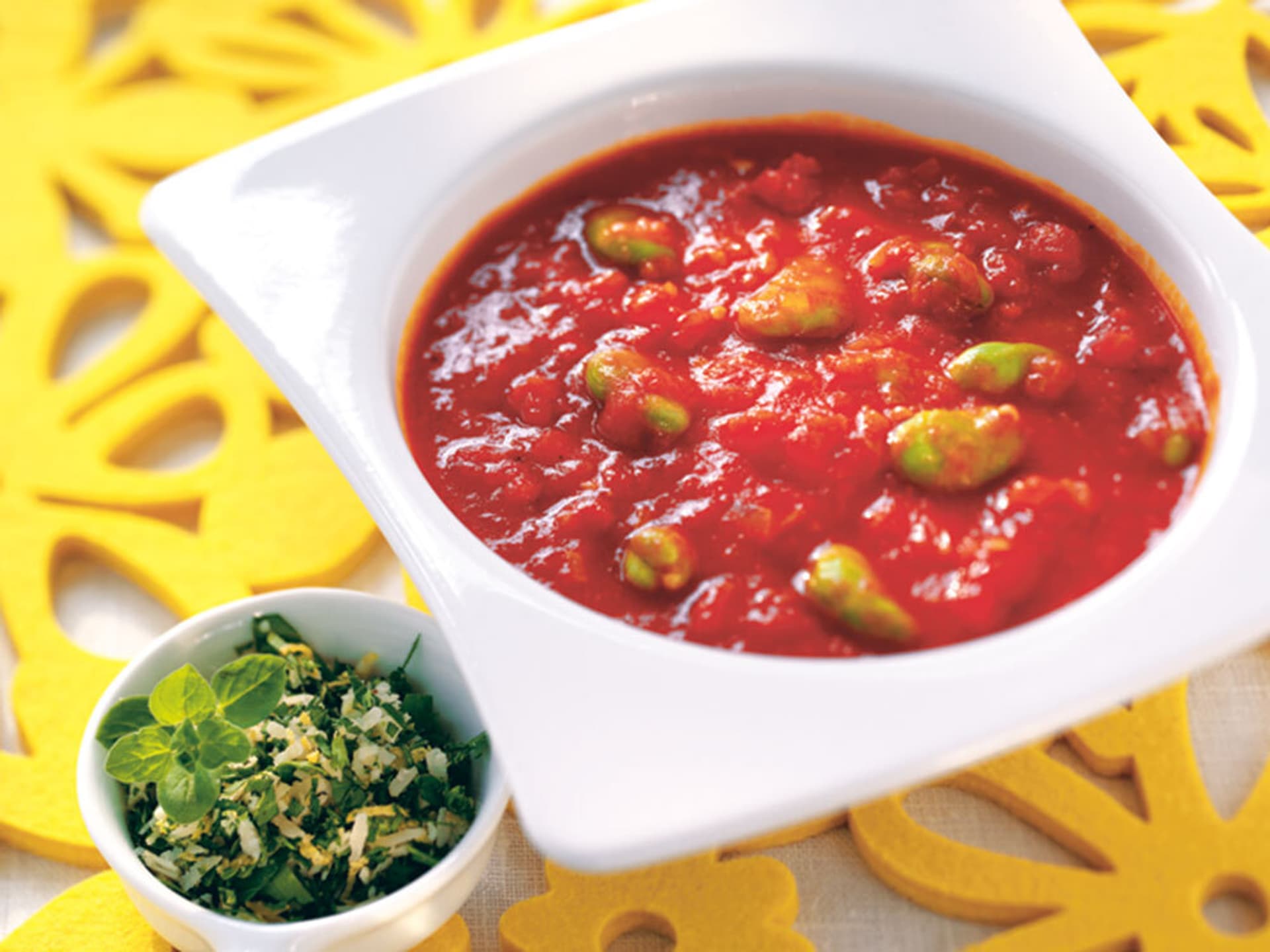 Tomaten-Bohnensuppe mit Gremolata