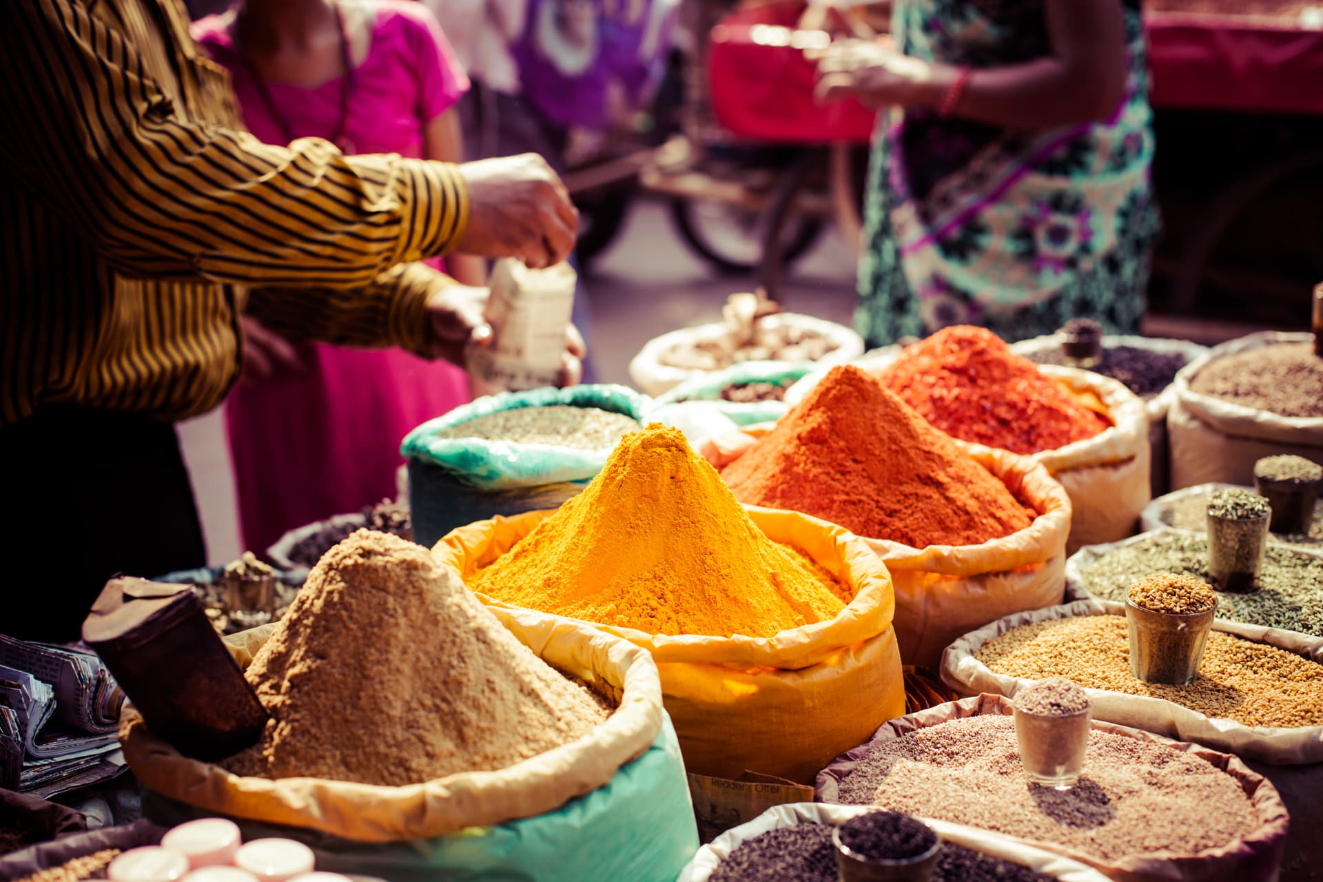 Verschiedene Currypulver in Säcken auf einem Markt