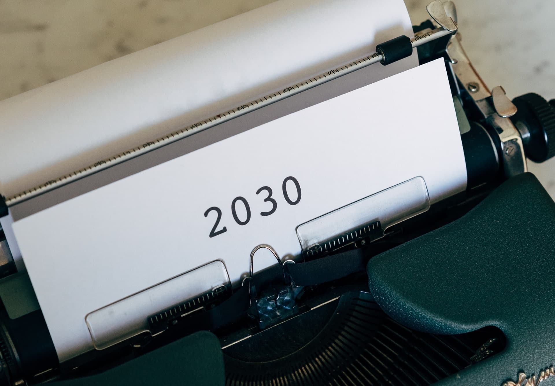 Papier mit Aufschift 2030 in Schreibmaschine