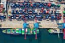 Aus der Vogelperspektive: Containerschiff wird beladen