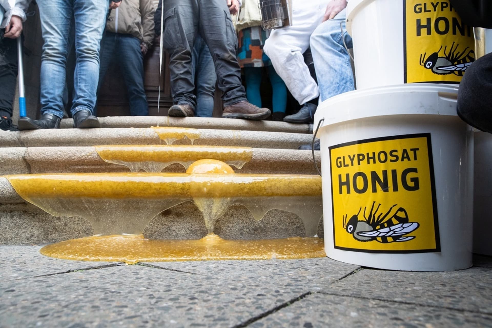 Glyphosat-Honig fließt Ministeriumstreppe hinunter