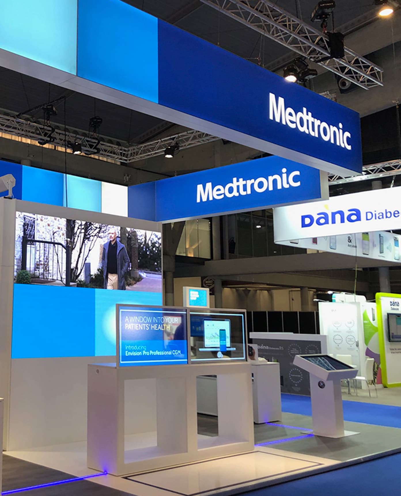 Medtronic tradeshow globalprogram 696x862 image9 1 2x