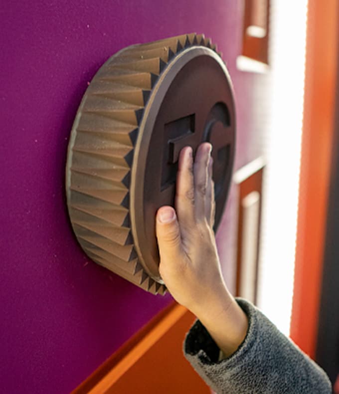 T-Mobile & Reese’s Apartment 5G Reese's Doorbell