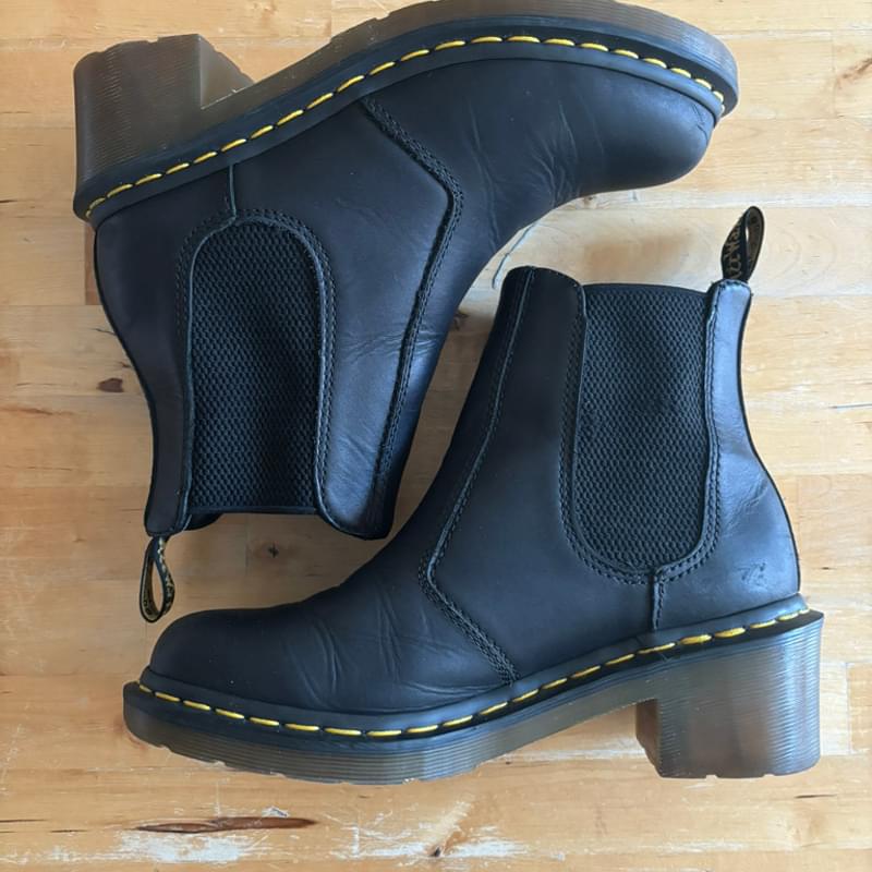 Cadence greasy 2025 dr martens