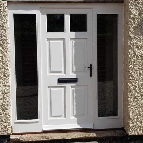 Georgian style entrance door with two side panes 1