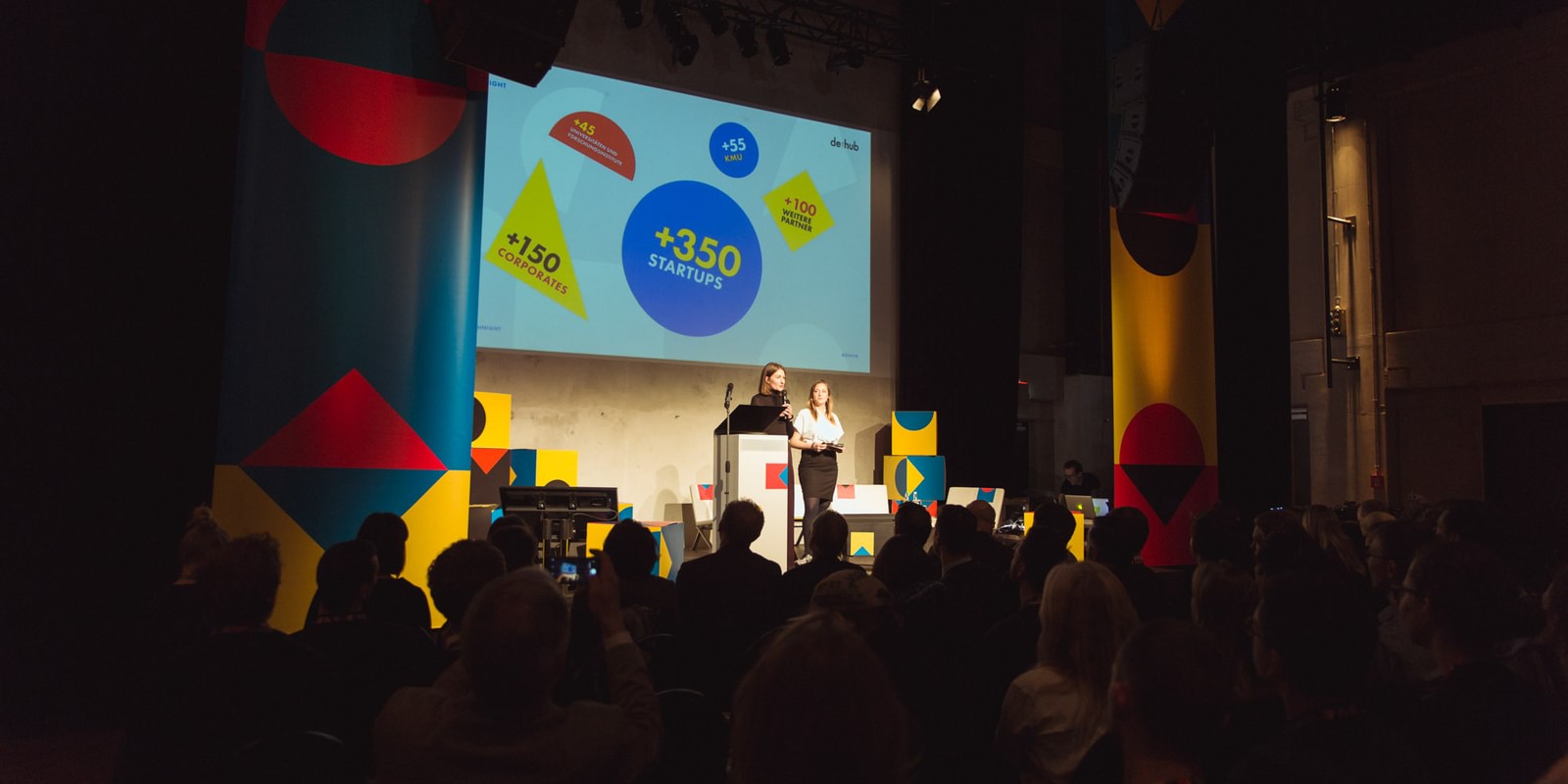 Sprecherinnen auf der Bühne bei Event