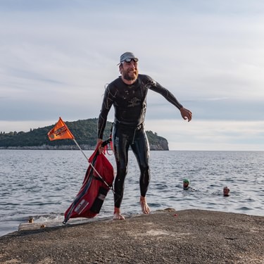 Foto Markus Weinberg 20201124 Jonas Deichmann Finish Swiming in Dubrovnik after 456 km 1000