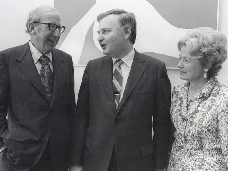 John Brown Cook '29 and his wife, Marian Miner Cook, stand with former Dartmouth President John G. Kemeny.
