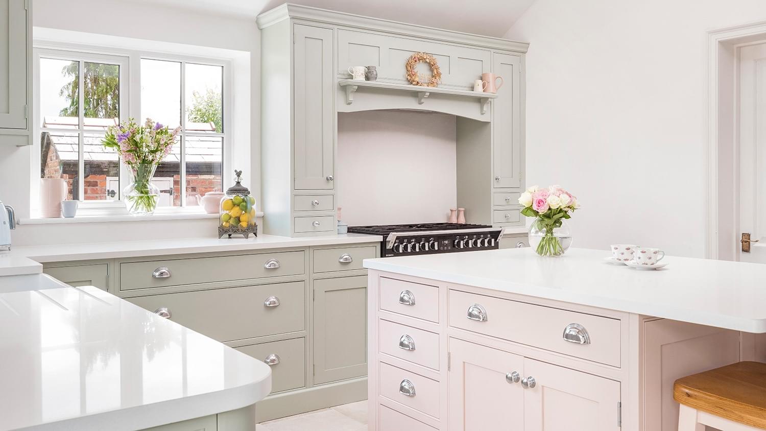Worktop with contrasting cabinets