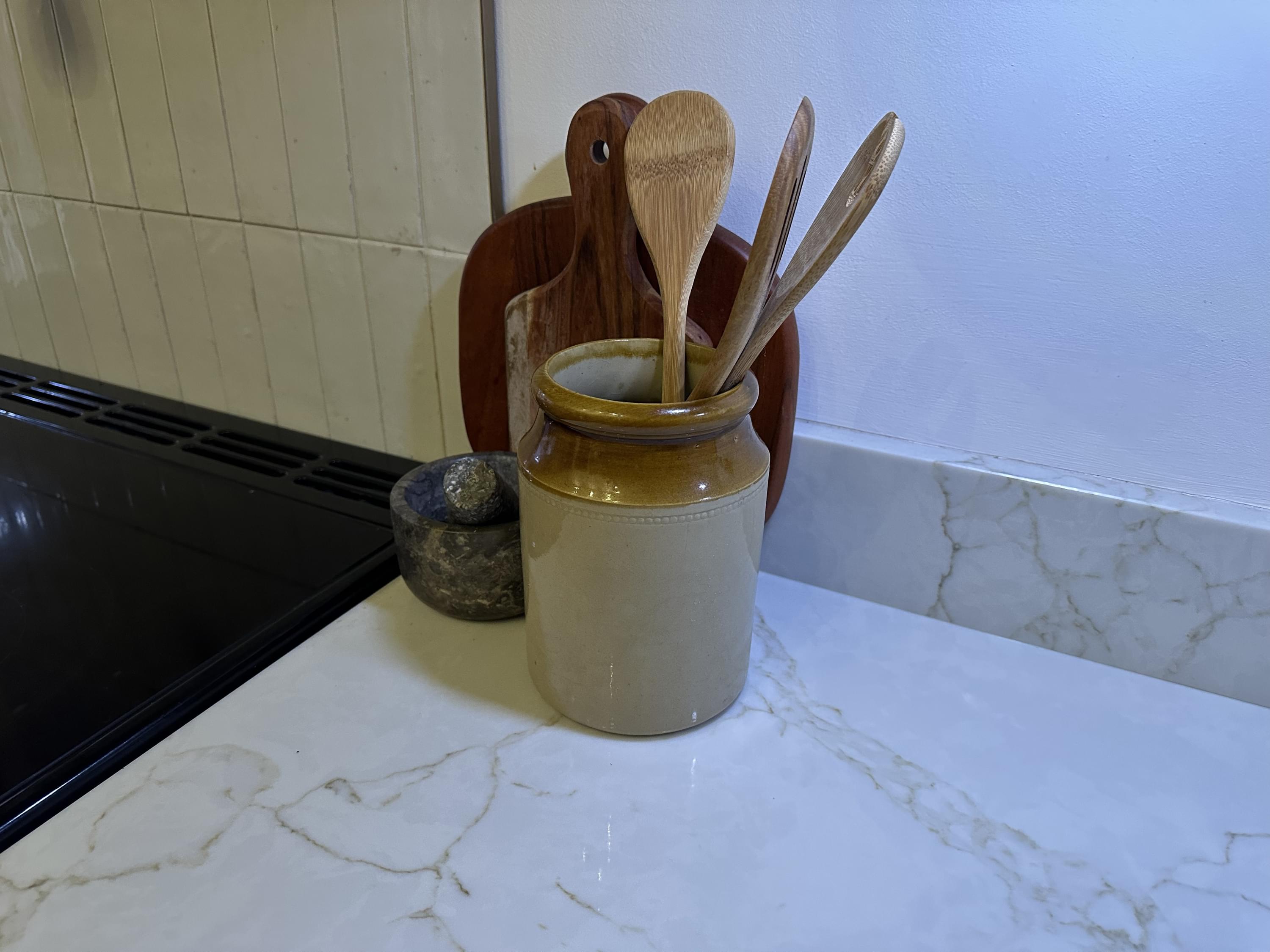 Utensil Holder on Minerox Quartz