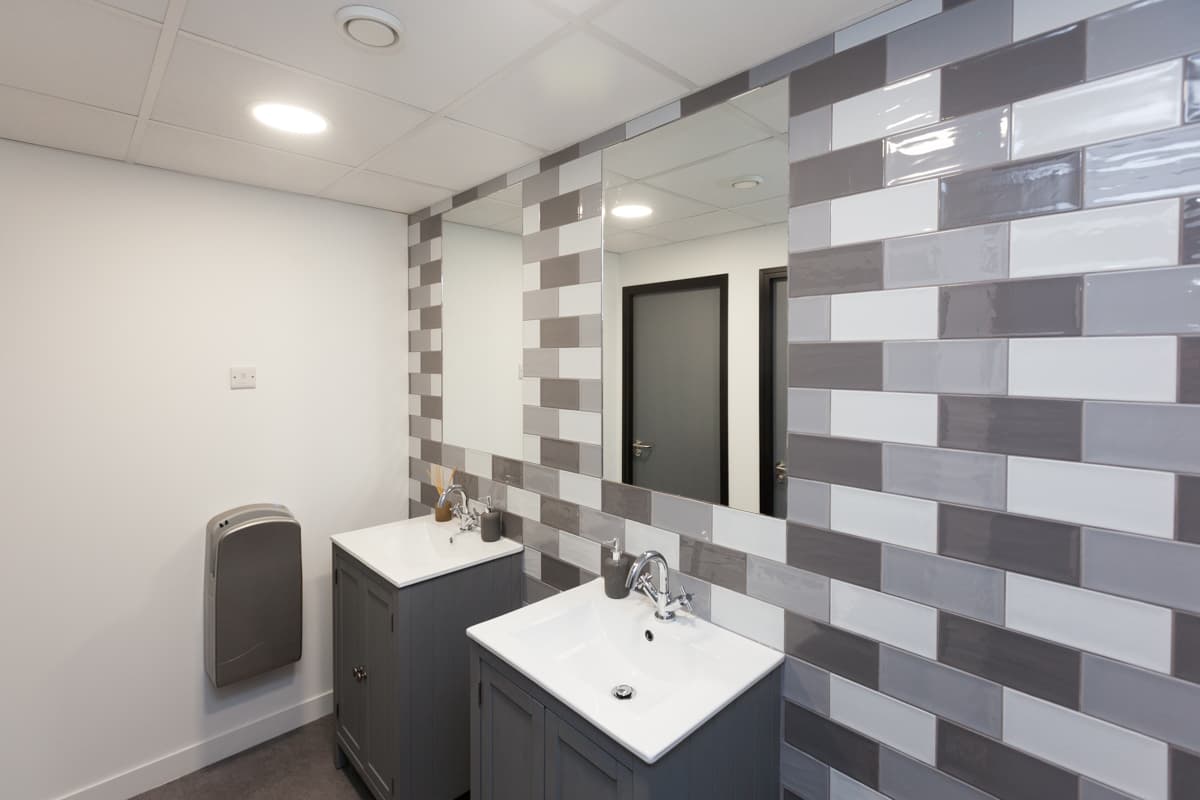 Bathroom vanity unit with bold tiles