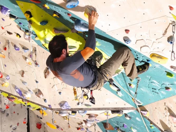 Climbing wall