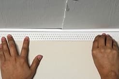 For a slightly uneven ceiling, press the Deflection Bead up so there is no gap at the ceiling.