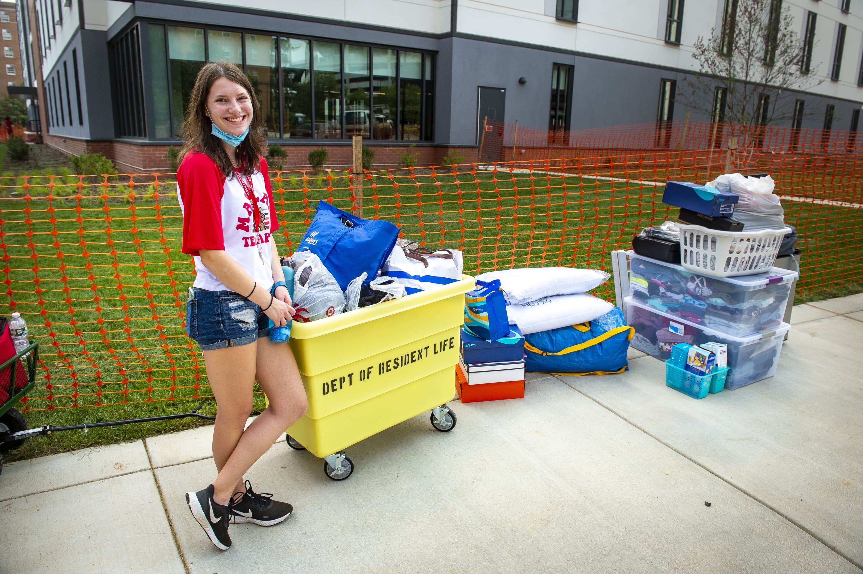 UMD Student with her belongings getting ready to move into her dorm