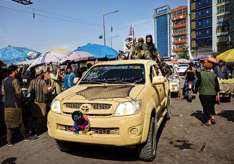 Taliban patrol rolls through ﻿Kabul in pickup